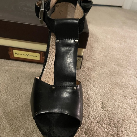 EUC Modern Vintage T-strap sandals size 7 - Picture 8 of 9